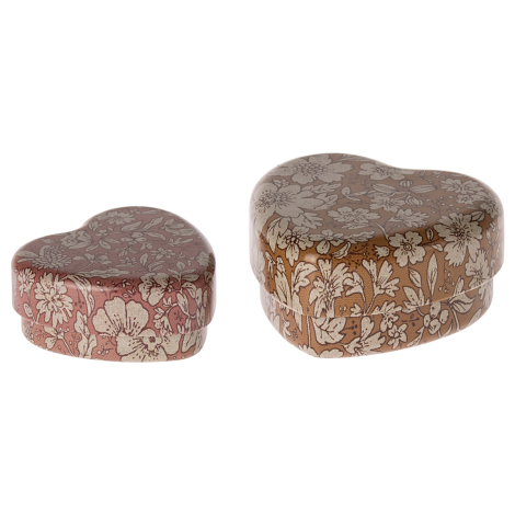 Kaks südamekujulist metallist karpi