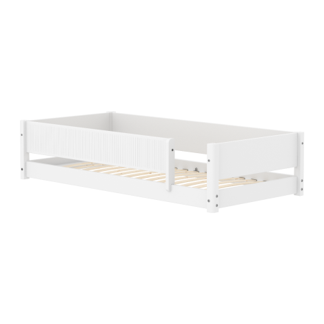 Montessori voodi Flexa White koos turvapiirdega (Grooves)